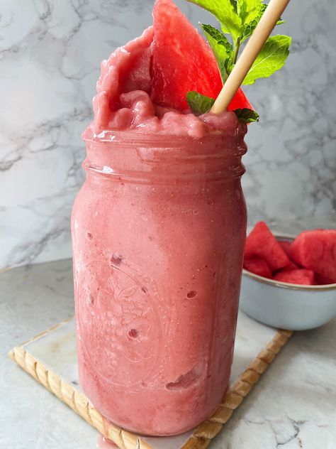 Watermelon Smoothie with Mint! - The Hint of Rosemary Watermelon Smoothie, Healthy Watermelon Smoothie, Watermelon Smoothie Bowl, Smoothie Without Yogurt, Watermelon Smoothie Recipes, Healthy Summer Treats, Mint Smoothie, Smoothie Mix, Nutritious Smoothies