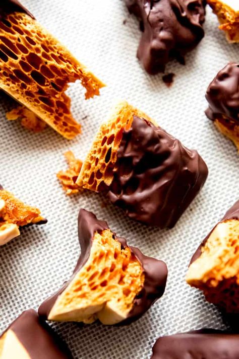 This easy Honeycomb recipe makes the BEST caramel-toffee candy that can be coated in chocolate to taste just like Cadbury Crunchie bars you can get in England or the Violet Crumble candy in Australia! Honeycomb is extra amazing mixed into ice cream! #honeycomb #candy #easy #best #recipe #simple #crunchie #cadbury #violetcrumble #homemade #seafoam #howtomake #glutenfree Honeycomb Recipe, Chocolate Honeycomb, Cadbury Crunchie, Crunchie Bar, Honeycomb Candy, Toffee Candy, Toffee Recipe, Caramel Toffee, Candy Recipes Homemade