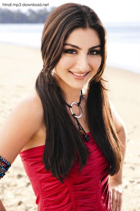 Soha Ali Khan Indian Ponytail, Soha Ali Khan, Sharmila Tagore, Pony Hairstyles, Individual Braids, Loose Ponytail, Hairstyles Indian, Crimped Hair, Long Beards