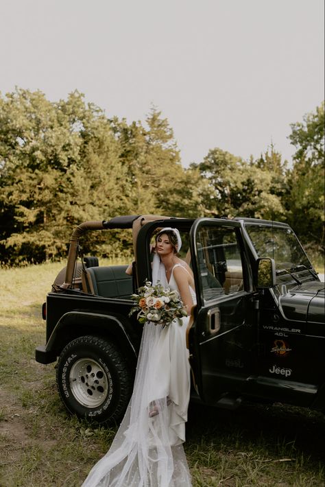 #wedding #bride #jeep Jeep Wedding, Safari Wedding, Old Jeep, Plan My Wedding, Mountain Elopement, Wedding Photoshoot, Just Married, Weeding, Pre Wedding