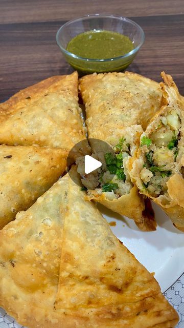 Sweet And Spice🌶️ on Instagram: "Aloo Samosa Recipe 😋#aloosamosa #samosarecipe #iftarrecipes #reelkarofeelkaro" Aloo Samosa Recipe, Aloo Snacks Recipes, Samosa Recipe Indian, Samosa Recipe Videos, Aaloo Recipe, Samosa Recipes, Indian Samosas, Aloo Samosa, Appetizers Vegan