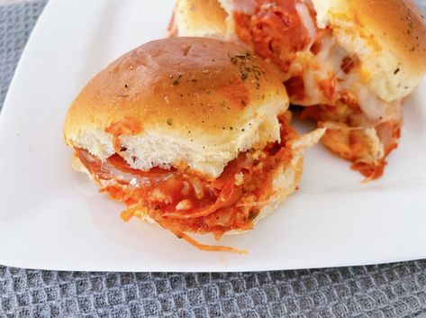 Protein-Packed Pizza Sliders Macros Friendly Pasta, Macro Friendly Sliders, Macro Friendly Tortellini Recipes, Macro Friendly Pasta, Macro Friendly Pizza, Pizza Slider, Macro Meal Plan, Healthy Low Carb Dinners, Chicken Bacon Ranch Pasta