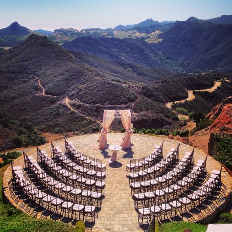 Outdoor Wedding Ceremonies, Wedding Ceremony Seating, Ceremony Seating, Wedding Set Up, Outside Wedding, Wedding Ceremonies, Wedding Aisle, Wedding Goals, Outdoor Wedding Ceremony