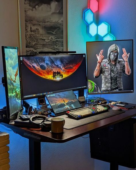 A desk setup from justinbieshaar with the UPERFECT Portable Monitor. What is your dream setup configuration? We are looking forward to your answer!! Portable Monitor Setup, Multiple Monitor Setup, Cozy Setup, Monitor Setup, What Is Your Dream, Dream Setup, Artist Workspace, Best Server, Portable Monitor