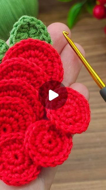 Crochet Rose Blanket, Diy Crochet Rose, Crochet Lips, Easy Crochet Flowers, Rose Flower Crochet, Roses Au Crochet, Very Easy Crochet, Miniature Rose, Rosé Model