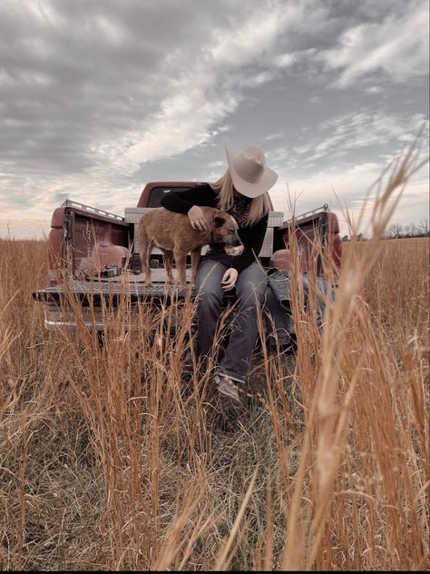 Truck Senior Pictures, Western Senior Picture Ideas, Photoshoot Western, Western Photoshoot Ideas, Country Poses, Horse Photoshoot Ideas, Western Photo Shoots, New Car Photo, Horse Senior Pictures