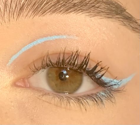 Simple Eyeliner Colorful, Light Blue Eyeliner Makeup Looks, Different Color Eyeliner, Makeup Ideas Colorful Eyeliner, Simple Colourful Eyeliner, Light Blue Liner Makeup Look, Two Color Eyeliner Looks, Light Blue Eyeliner Makeup, Blue Grafic Eyeliner