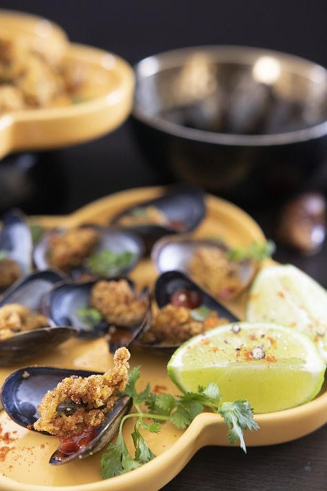 Fried Mussels Mussels And Fries, Chili Mussels, Fried Mussels, Spicy Mussels Recipe, White Wine Mussels, Lunch Specials, Sunday Lunch, Green Curry, Garlic Paste