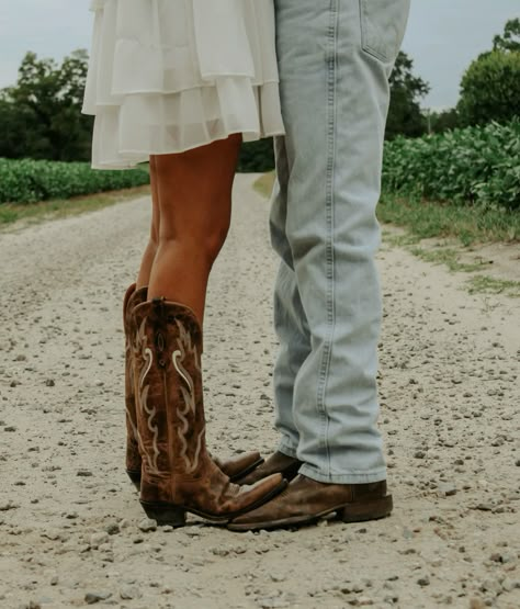 Muddin Couple Pictures, Hunting Wedding Pictures, Cute Cowboy And Cowgirl Couple Pics, Engagement Photo Outfits Country, Sundress Engagement Photos, Cowboy Boots Couple Pictures, Country Field Engagement Photos, Cute Country Engagement Pictures, Rustic Western Engagement Photos