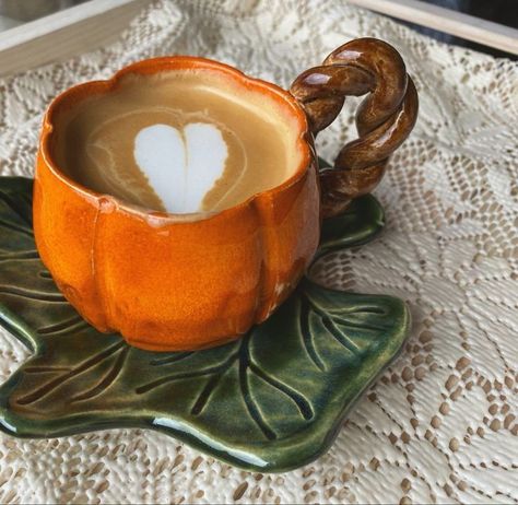 Cute Mugs Aesthetic, Aesthetic Mugs, Mugs Aesthetic, Diy Keramik, Cup Handmade, Sculptures Céramiques, Cerámica Ideas, Clay Mugs, Pottery Crafts