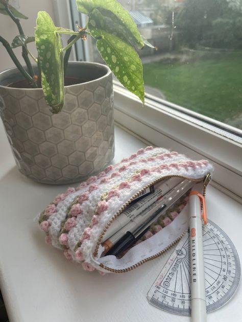 Crochet Tulip Pencil Case, Crochet Pencil Case Aesthetic, Knitted Pencil Case, Tulip Stitch Crochet, Fast Crochet Patterns, Crochet Book Bag, Crochet Tulip Bag, Crochet Pencil Pouch, Pencil Case Aesthetic