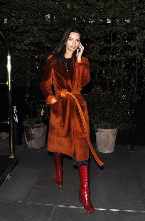 Emily R at Chiltern Firehouse. Love her burgundy boots Emily Ratajkowski Style, Knee Boots Outfit, Red Knit Sweater, Statement Coat, October 8, Embellished Denim, Red Boots, Emily Ratajkowski, Urban Chic