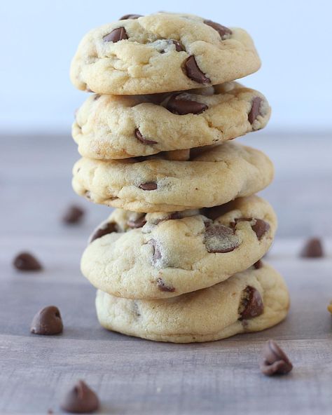 INCREDIBLY SOFT CHOCOLATE CHIP COOKIES - Ambers Kitchen Cooks Ambers Kitchen, Fluffy Chocolate Chip Cookies, Soft Chocolate Chip Cookies Recipe, Chewy Chocolate Chip Cookies Recipe, Soft Cookies, Soft Chocolate Chip Cookies, Eat Cookies, Chewy Chocolate Chip, Chewy Chocolate Chip Cookies