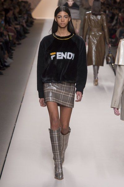 View the full Fall 2018 collection from Fendi. Fashion Trends Winter, Milan Fashion Weeks, Winter Trends, Sporty Outfits, Trend Fashion, Fashion 2018, 가을 패션, Fashion Show Collection, Fall Fashion Trends