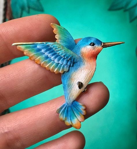 Clay Hummingbird, Polymer Clay Birds, Hummingbird Art Drawing, Polymer Clay Bird, Clay Bird, Clay Birds, Polymer Clay Flower Jewelry, Handmade Clay Jewelry, Paper Mache Sculpture