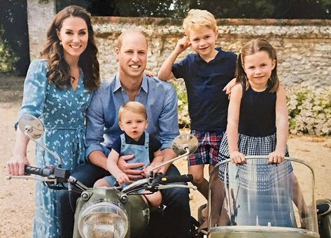 Prince William is pictured above in a Christmas card with the Duchess of Cambridge, Prince... Prince William Hair, Prince William Girlfriends, Kate Middleton Kids, Prince William Kids, Kate Middleton Young, Principe William Y Kate, Prinz George, Düşes Kate, Herzogin Von Cambridge