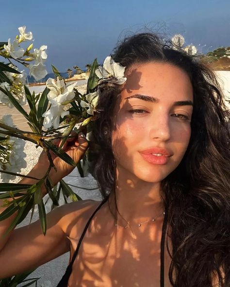 Moroccan Girl Aesthetic, Morocco Girls, Moroccan People, China Aesthetic, Morocco Aesthetic, Asian Makeup Looks, Moroccan Beauty, Moroccan Women, Arab Beauty