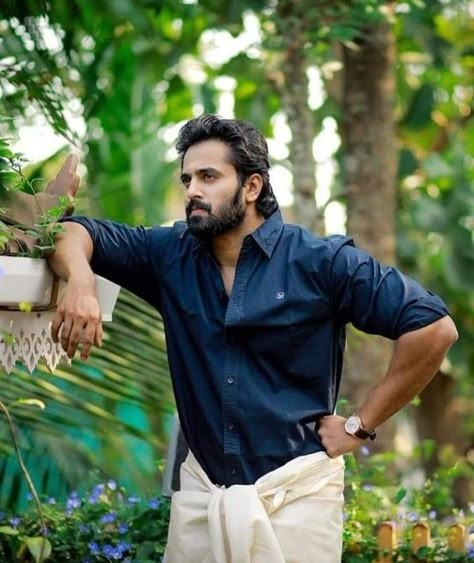 Pancha Outfits Men, Onam Photoshoot Ideas Men, Unni Mukundan Wallpaper, Onam Photoshoot Ideas, Kurta Poses, Traditional Shoot, Unni Mukundan, South Fashion, Temple Photo