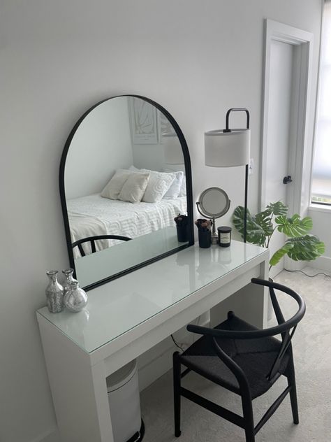 Aesthetic Room Black Furniture, Black And White Makeup Room, Black And White Dressing Table, Vanity Table Ideas Minimalist, Room Ideas White And Black, Minimal Vanity Ideas, White Malm Bedroom Ideas, Bedroom Inspo Black And White, Room Black And White Aesthetic