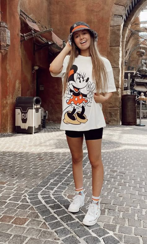 Disneyland Style Outfits, Islands Of Adventure Outfit, Disney Chic Outfit, Comfy Disney Outfits Summer, Disneyland Fits Summer, Disney Comfy Outfits, Disneyland Outfits Women Summer, Summer Disney Outfits Women, Disney World Outfits Spring