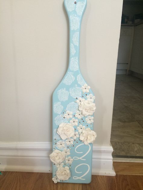 Classy blue & white flowery 22 birthday sorority paddle i made for my delta phi epsilon sister Blue Sorority Paddle, Rat Crafts, 21 Paddle, Greek Sorority Paddles, 21st Birthday Paddle, Greek Ideas, Little Gifts Sorority, Paddle Ideas, Delta Gamma Sorority