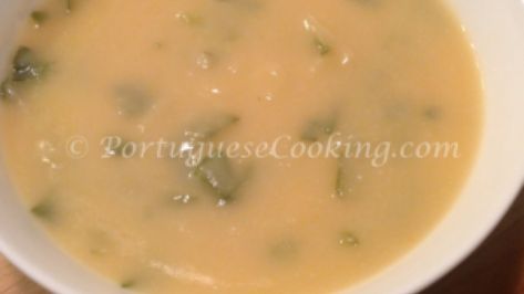 Creamy Turnip soup with White Kidney Beans (Sopa Cremosa de Nabo com Feijão Branco) Been Soup, Soup Puree, Creamy Cabbage, Turnip Soup, White Kidney Beans, Carrots And Potatoes, Cabbage Soup, Portuguese Recipes, Dried Beans