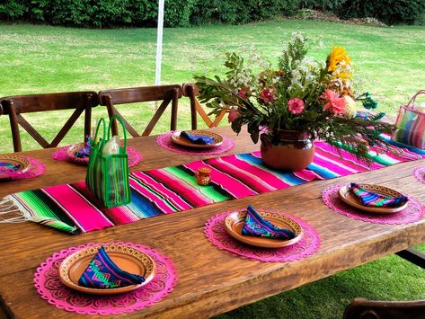 Vajilla de barro. Mexican Table Setting, Mexican Fiesta Bridal Shower, Mexican Brunch, Taco Bar Party, Mexican Birthday Parties, Mexican Party Decorations, Fiesta Bridal Shower, Mexican Table, Mexican Birthday