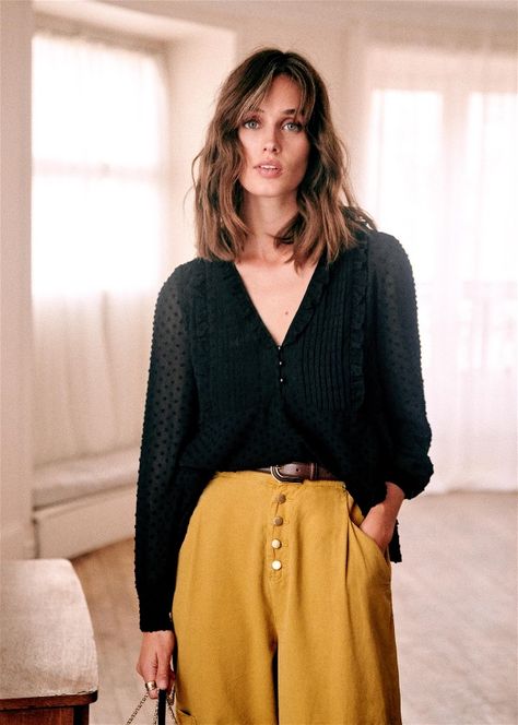 Scalloped Shirt, Velvet Outfit, Tomboy Chic, Jacquard Shirt, Velvet Blouses, Printed Midi Skirt, Ribbed Dresses, Mode Vintage, Mode Inspiration