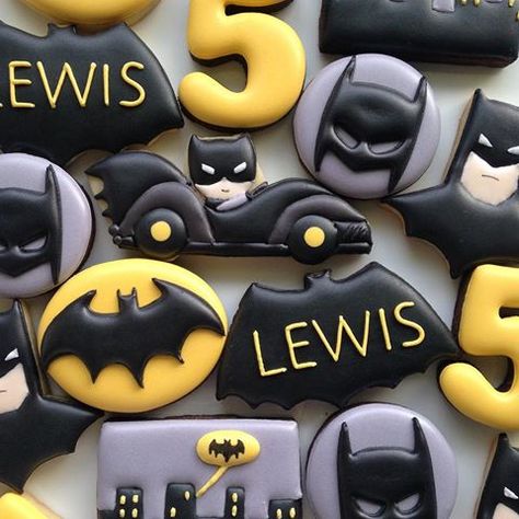 Loved working on this custom Batman set! 🖤💛sugarcookies #customsugarcookies #custombiscuits #batmanbiscuits #batmancookies #superherocookies #littlebiscuitnz  #nzcookiedecorator #yousaycookieIsaybiscuit Hulk Birthday Cakes, Batman Cookies, Lego Batman Birthday, Superhero Cookies, Batman Decor, Custom Batman, Hulk Birthday, Candy Balloons, Batman Cake