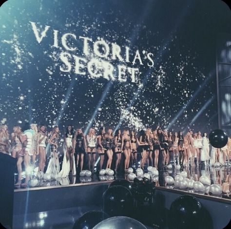 Victora Secret, Victoria's Secret Aesthetic, Era Victoria, Victoria Secret Runway, Victoria Secret Wallpaper, Victoria Secret Model, Victoria Secret Models, Vs Fashion Shows, Model Lifestyle