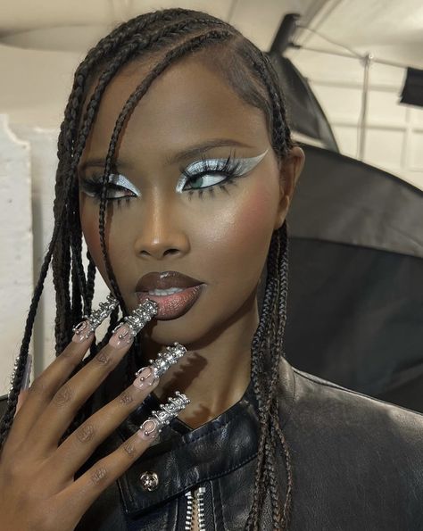 Unique Makeup Looks Black Women, Silver Eyeliner Black Women, Chrome Makeup Look, Black And Silver Makeup Looks, Bimbocore Makeup, Futuristic Makeup Looks, Mua Aesthetic, Afro Futuristic Makeup, Futuristic Makeup Black Woman