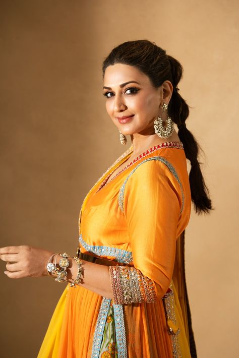 Hum Saath Saath Hain, Sonali Bendre Hum Saath Saath Hain, Bommi Babl Serial, Sonali Bendre In Sarfarosh, Sonali Bendre, Manisha Koirala Bombay, Bollywood Glamour, Sanjay Leela Bhansali Movies, Mom In Law