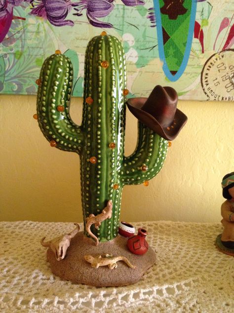 Country Clay Ideas, Western Clay Ideas, Western Clay Projects, Western Pottery Ideas, Western Ceramic Ideas, Air Dry Clay Cowboy Hat, Cowboy Pottery, Pottery Cactus Ideas, Clay Cowboy Hat