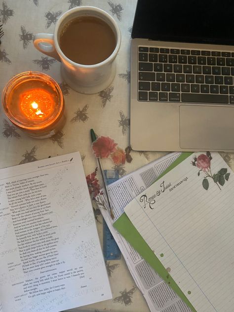 Romantising Homework, Autumn Aesthetic Study, Aesthetic Studying Pictures, Autumn Studying, Autumn Study, Autumn Study Aesthetic, Homework Aesthetic, Romanticing Life, Study Pictures