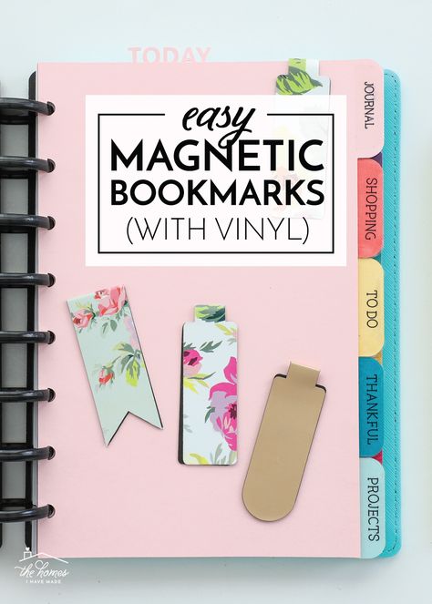 Learn how to make your own Magnetic Bookmarks with vinyl and a scissors...perfect for planners, books, notes and more! Diy Magnetic Bookmarks, Thankful Projects, Books Notes, Magnetic Book, Vinyle Cricut, Planner Bookmark, Magnetic Paper, Projets Cricut, School Craft