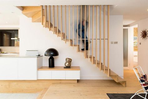 Elegant contemporary staircase with Scandinavian flair #Interiorarchitecture Scandinavian Staircase, تحت الدرج, Interior Design Blogs, Contemporary Staircase, Interior Staircase, Stairs Design Modern, Staircase Railings, Stair Case, Interior Stairs