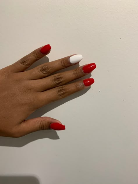 White Nails With Red Ring Finger, White Nails With One Red Nail, Red And White Gel Nails, Solid Color Christmas Nails, Christmas Nails Solid Color, Wallen Nails, 8th Grade Nails, Red And White Nail Ideas, White And Red Nails