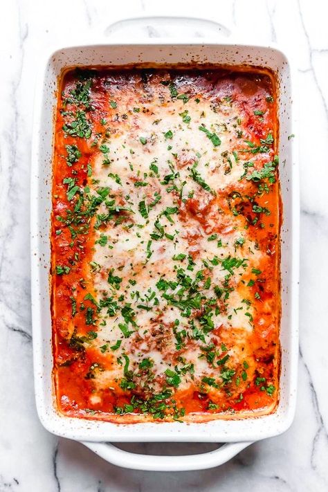 Lighter Eggplant Parmesan (No Frying, No Breadcrumbs!) - Skinnytaste Eggplant Parmesan Baked, Eggplant Recipes Parmesan, Eggplant Lasagna, Low Carb Casseroles, Baked Eggplant, Eggplant Parmesan, Homemade Tomato Sauce, Skinny Taste Recipes, Eggplant Recipes