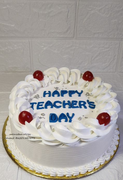 Happy Teacher's Day Cakes, Cake Design For Teachers Day, Cake Hari Guru Aesthetic, Kue Hari Guru, Teacher Birthday Cake, Teachers Day Cake, Cake Bento, Camera Cakes, Teacher Cakes