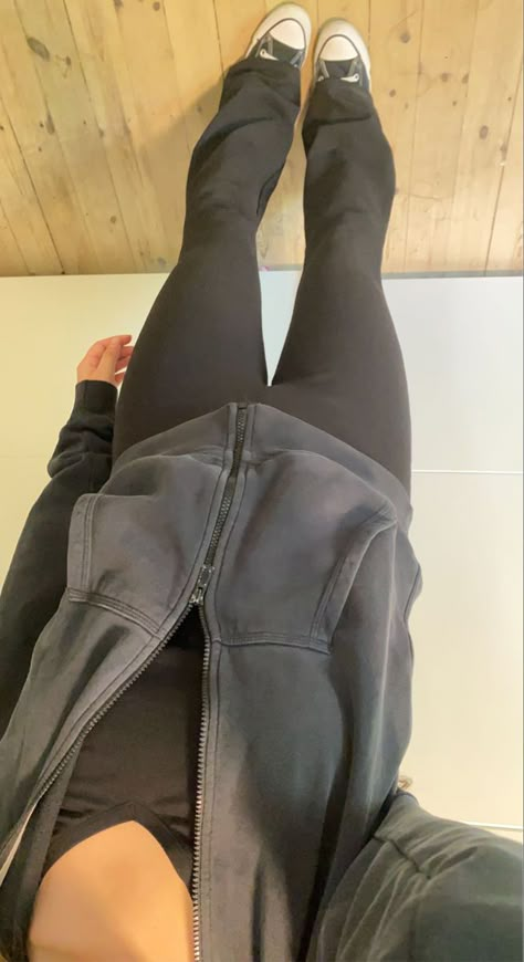 Black Flared Leggings Outfit Aesthetic, Flared Leggings And Hoodie Outfit, Summer Outfits With Flare Leggings, Dark Blue Flare Leggings Outfit, Legging Fits For School, Hoodie And Flare Leggings, Flared Leggings Outfit Ideas, Outfit Flared Legging, What To Wear With Flared Leggings