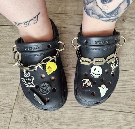 Showing my emo goth side with customised crocs using jibbitz and chains. Punk Crocs, Emo Crocs, 2022 Fall Shoes, Goth Crocs, Croc Jibbitz Ideas, Light Goth, Crocs With Jibbitz, Crocs Outfit, Crocs Ideas