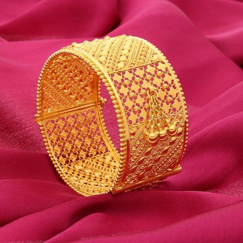 Looking for latest bangle images? Here are our picks of 21 mind blowing bangle designs that would look good on any dress. Kids Gold Jewellery, Single Bangle, Bangles Collection, Gold Bangles Indian, Gold Bangles For Women, Gold Bangle Set, Gold Jewellry, Bracelet Pandora, Bracelets Design