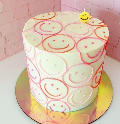 Smiley Cakes Ideas, Pink Smiley Face Cupcakes, Smiley Face Bday Cake, Hot Pink Smiley Face Cake, Smiley Face Birthday Cake Ideas, Cute Cakes Preppy, Preppy Party Cake, Smiley Face Ice Cream Cake, Diy Smiley Face Cake