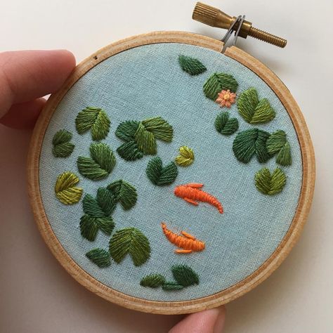 Things To Embroidery On, Coy Fish Embroidery, Freehand Embroidery Ideas, Easy Embroidery Gifts, Cute Embroidery Designs Simple, Family Embroidery Ideas, Cute Simple Embroidery, Embroidery Animals Easy, Hand Embroidery Inspiration