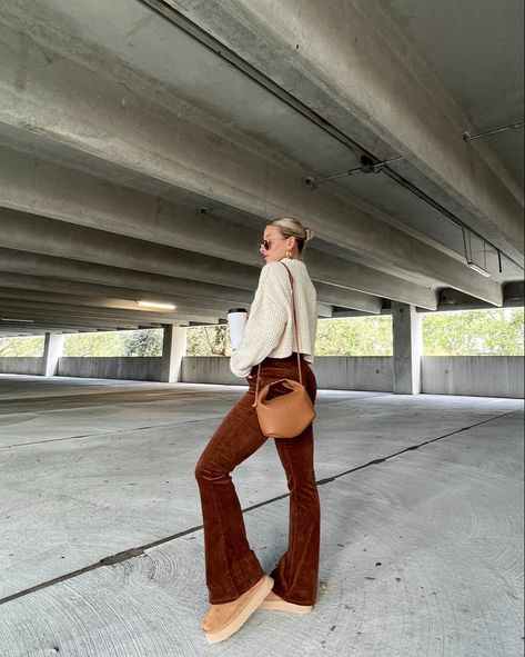 Brown Flared Corduroy Pants Outfit, Cordory Pants Outfits Brown, Courdaroy Pants Outfits, Brown Flare Pants Outfit Winter, Brown Corduroy Flare Pants Outfit, Courdory Flare Pants Outfits, Outfit With Brown Jeans, Brown Corduroy Pants Outfit Winter, Outfits With Brown Corduroy Pants