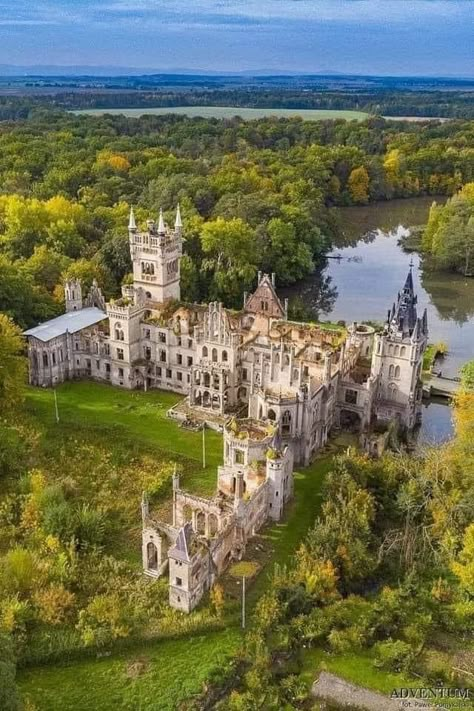 Era Victoria, Castle Pictures, Old Castle, Castle Mansion, Castle Aesthetic, Chateau France, Castle Ruins, Amazing Buildings, Castle House