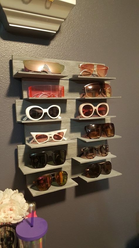 Sunglasses Display Shelf D.I.Y Sunglasses Shelf Diy, Homemade Sunglasses Holder, Sunglasses Display Ideas Store Design, Sun Glasses Display Ideas, Ways To Display Sunglasses, Sunglasses Wall Display, Things To Sell In A Boutique, How To Store Sunglasses, Sunglasses Holder Wall