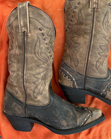 Cowboy boots currently available online 🤠 Cowboy Boots Vintage, Wishlist 2024, Boots Vintage, August 9, Ladies Clothing, Fall Season, Cowboy Boots, Vintage Ladies, Cowboy