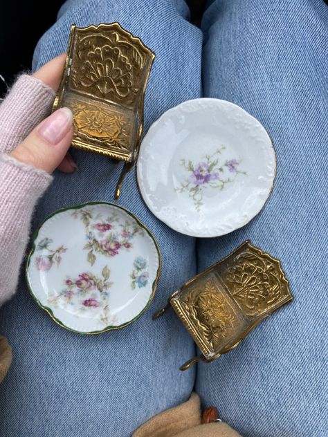 Vintage Trinkets Decor, Vintage Nick Nacks, Old Trinkets, Thrifted Trinkets, Thrift Finds Aesthetic, Thrift Finds Decor, Antique Store Aesthetic, Trinket Aesthetic, Vintage Antique Aesthetic