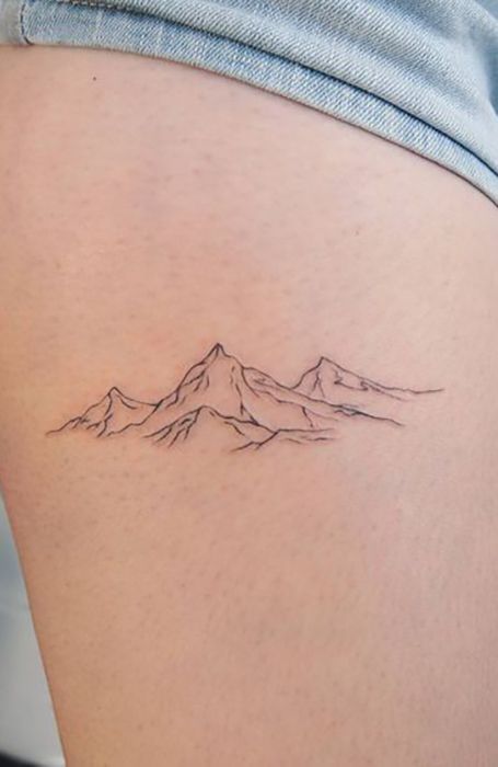 Small Tattoos For Ladies, Moutain Tattoos, Alaska Tattoo, Small Mountain Tattoo, Small Tattoos For Women, Inspiration Tattoos, Tattoos Geometric, Cool Small Tattoos, Mountain Tattoo